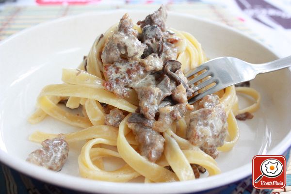 Fettuccine funghi e salsiccia