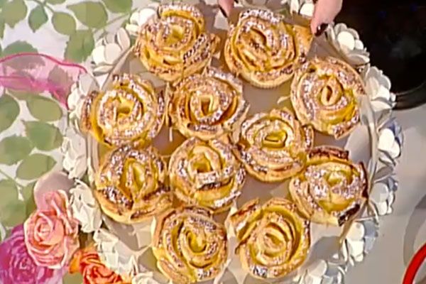 Rose di sfoglia alle mele e crema pasticcera