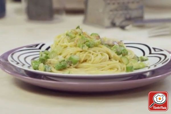Spaghetti con asparagi e bottarga - Molto Bene