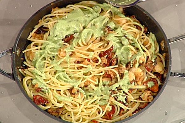 Spaghetti al pesto e gamberetti - Antonella Clerici
