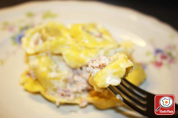 Ricetta Tortellini panna e prosciutto Tortellini panna e prosciutto