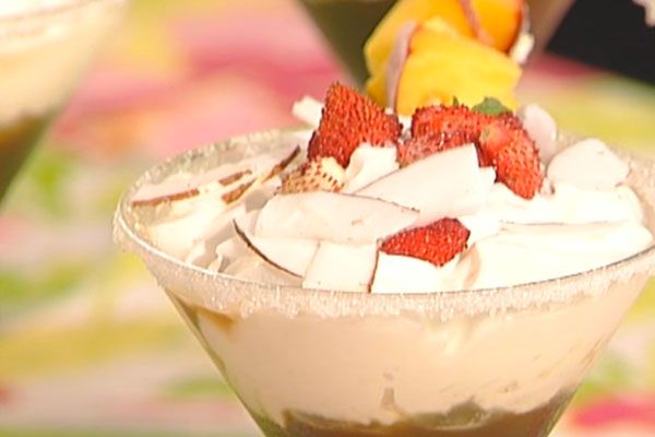 Coppa di caff� ghiacciata con mousse al cocco e pesche caramellate