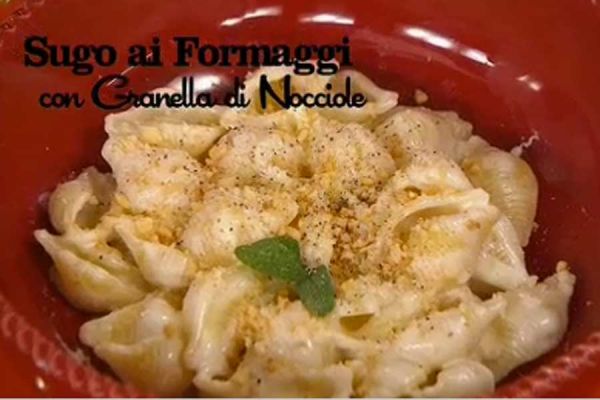 Sugo ai formaggi con granella di nocciole - I men� di Benedetta