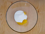 Tortine di cioccolato con panna e fragole