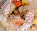 Fusi di pollo al cartoccio con patate pomodori olive ed origano