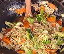 Noodles con bocconcini di maiale e verdure