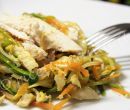 Straccetti di pollo con julienne di verdure e salsa di soia al vapore