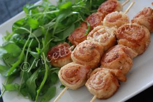 Foto Arrosticini di pollo con prosciutto