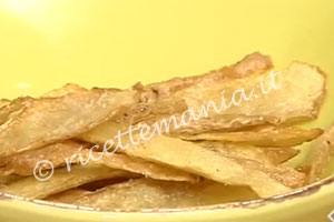 Bucce di patate fritte - cotto e mangiato