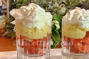 Bicchierini fragole crema pasticcera e panna - cotto e mangiato