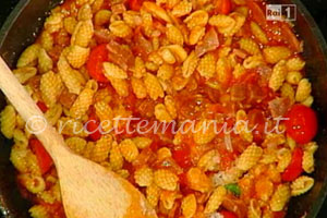 Maccarones de punzu con salsiccia sarda e pecorino (Gnocchetti Sardi)
