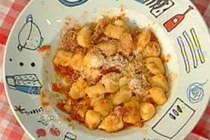 Ricetta Gnocchi con sugo all'amatriciana - Anna Moroni Gnocchi con sugo all'amatriciana - Anna Moroni