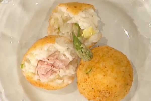 Arancini di risotto agli asparagi con cuore filante