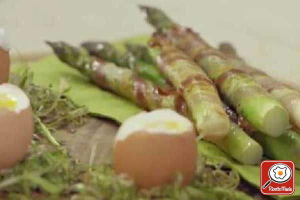 Asparagi croccanti con uova alla coque - Molto Bene