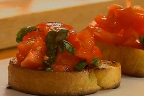 Bruschette al pomodoro con pane fritto - cotto e mangiato