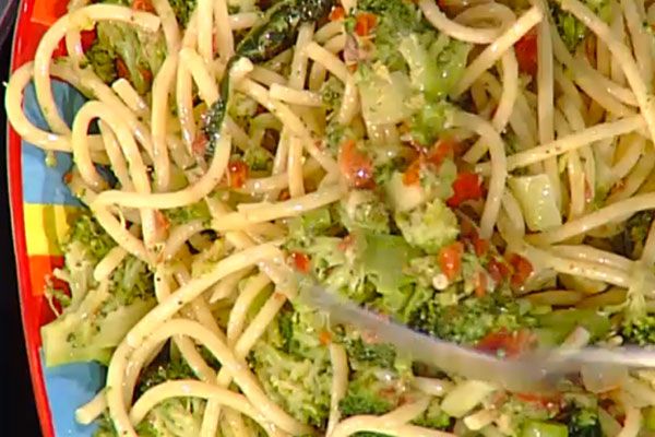 Bucatini con pomodori secchi e broccoli