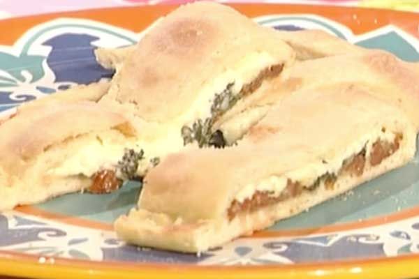 Calzone con crescenza e pomodorini secchi