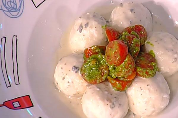 Canederli di ricotta con gorgonzola e pomodorini