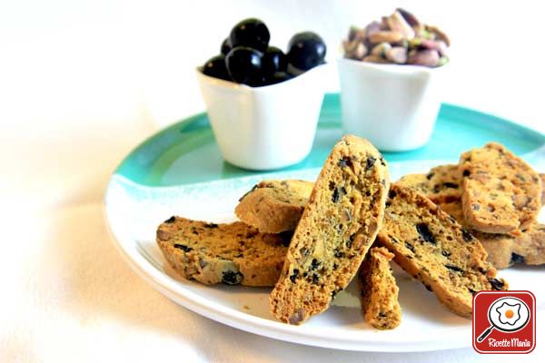 Cantuccini con olive e pistacchi