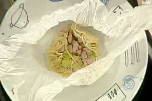 Cartoccio di spaghetti di Kamut con tonno e porri - Antonella Clerici