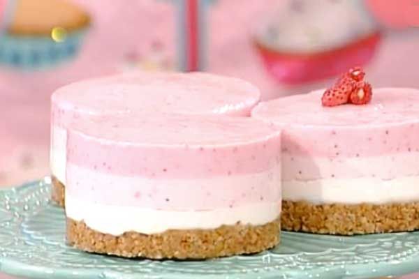 Mini cheesecake con cocco fragole e fragoline