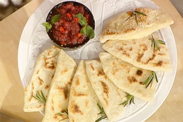 Cheese naan con composta di pere al peperoncino - Andrea Mainardi