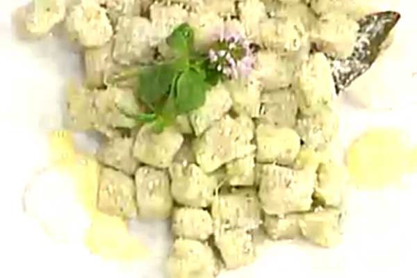 Chicche di patate con  erbe fini su crema leggera al caprino - Sergio Barzetti