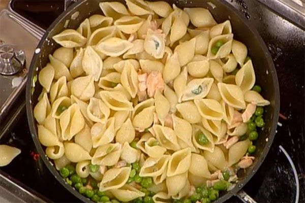 Conchigliette con piselli, salmone e cipollotto