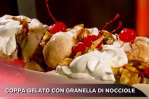 Coppa gelato con granella di nocciole - Cucina con Buddy