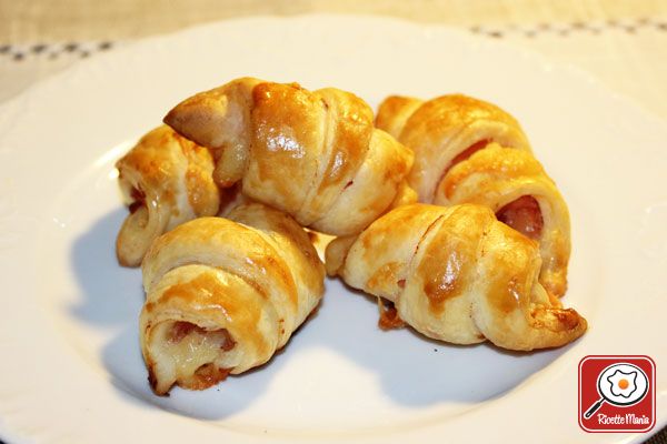 Ricetta Cornetti di sfoglia al prosciutto e formaggio Cornetti di sfoglia al prosciutto e formaggio