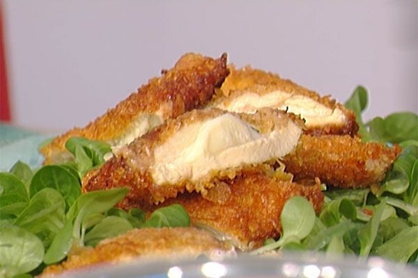 Cotolette di pollo con scamorza fresca e salsa alla curcuma