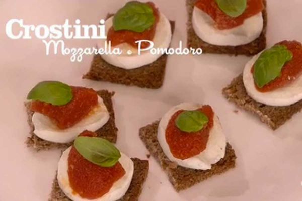 Crostini di mozzarella e pomodoro - I men di Benedetta