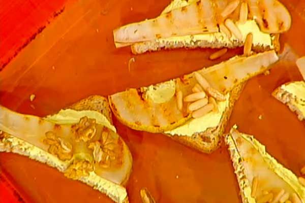 Crostini di pera grigliata con salsa di caprino e curcuma