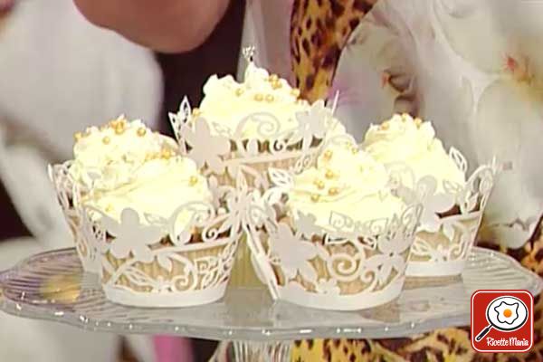 Ricetta Cupcake nuziali con cioccolato bianco e acqua ai fiori di arancio - Ambra Romani Cupcake nuziali con cioccolato bianco e acqua ai fiori di arancio - Ambra Romani