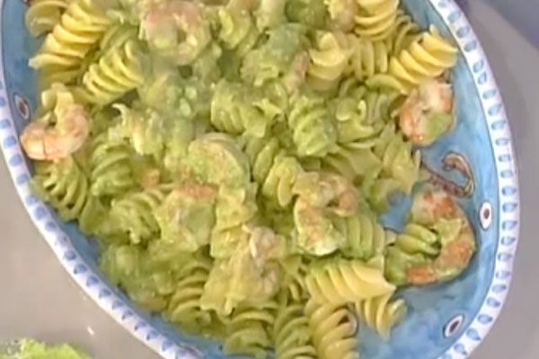 Eliche con pesto di zucchine e gamberetti