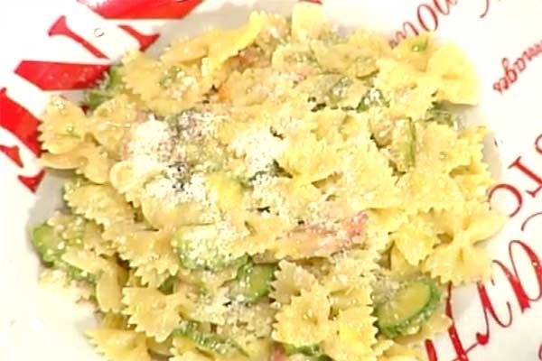 Farfalle cacio e pepe con fiori di zucchine e pancetta - Antonella Clerici