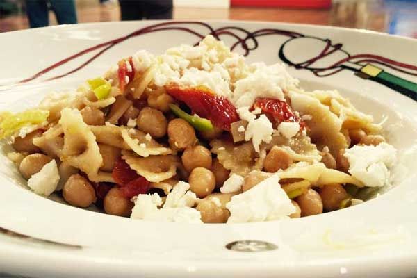 Farfalle integrali con ceci, pomodori secchi e feta