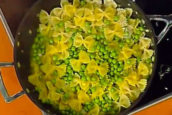 Ricetta Farfalle gialle con piselli - Antonella Clerici Farfalle gialle con piselli - Antonella Clerici