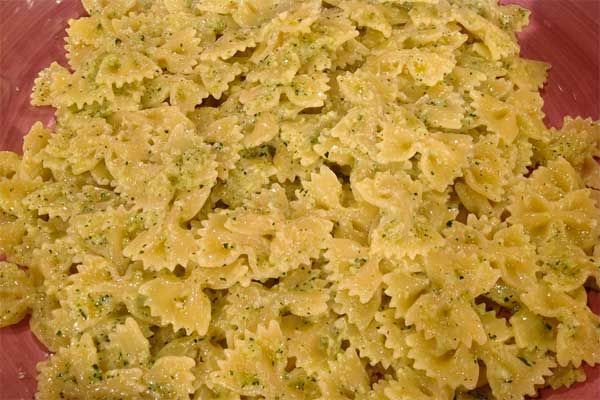 Farfalle con pesto di menta e pecorino