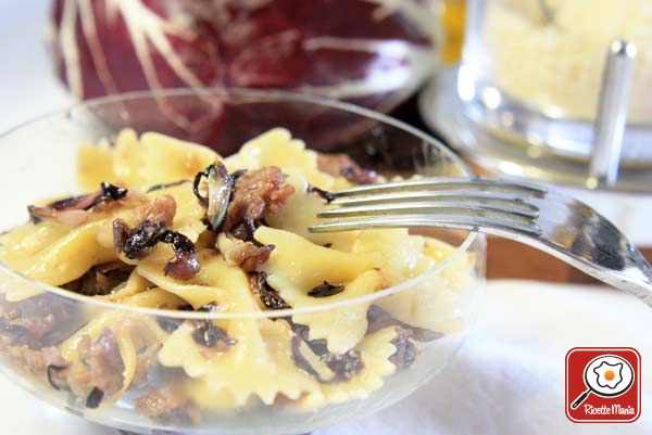 Farfalle con radicchio e salsiccia