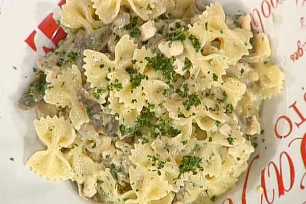 Farfalle al rag di pollo e carciofi - Antonella Clerici