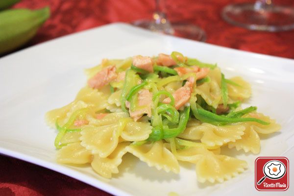 Farfalle al salmone e zucchine