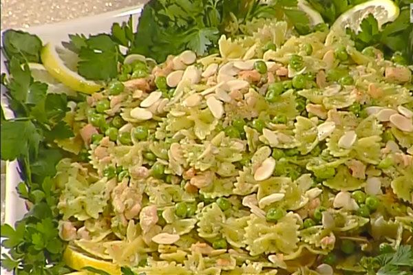 Farfalle al salmone affumicato con pesto alla menta e piselli