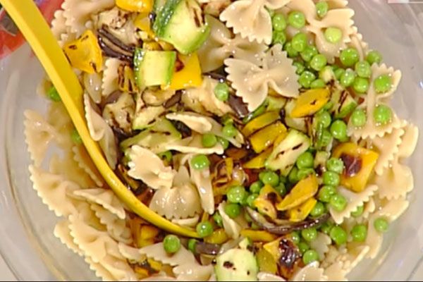 Farfalle con verdure grigliate con piselli e pomodorini