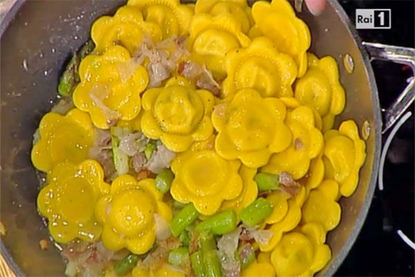 Ricetta Fiorelli di ricotta in salsa d'asparagi - Alessandra Spisni Fiorelli di ricotta in salsa d'asparagi - Alessandra Spisni