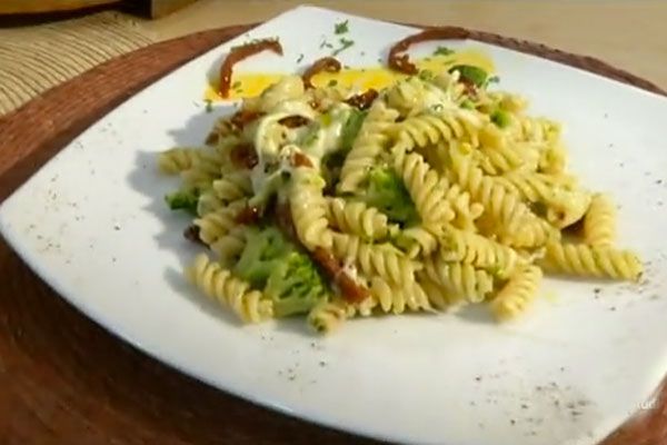 Fusilli con broccoli pomodorini e scamorza - cotto e mangiato