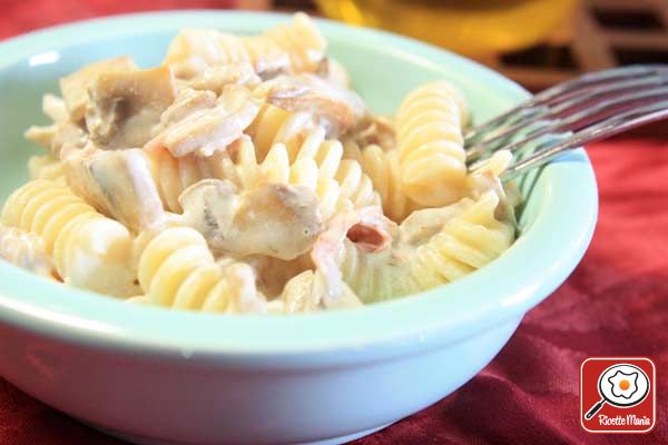 Ricetta Fusilli ai funghi prosciutto e panna Fusilli ai funghi prosciutto e panna