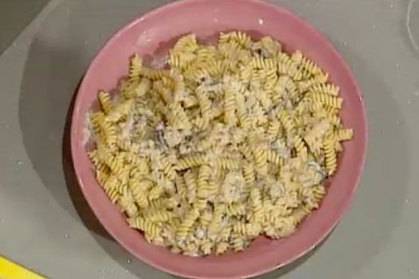 Fusilli con radicchio salsa di taleggio e noci - Antonella Clerici