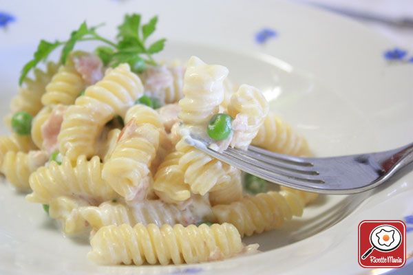 Fusilli panna prosciutto e piselli