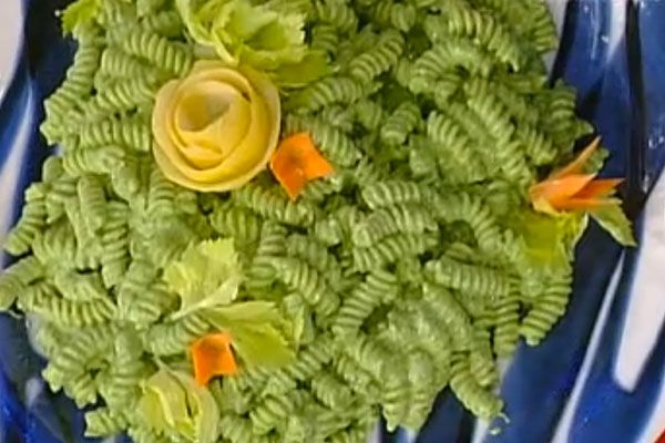 Fusilli al pesto di sedano con fiocchi di caprino al limone